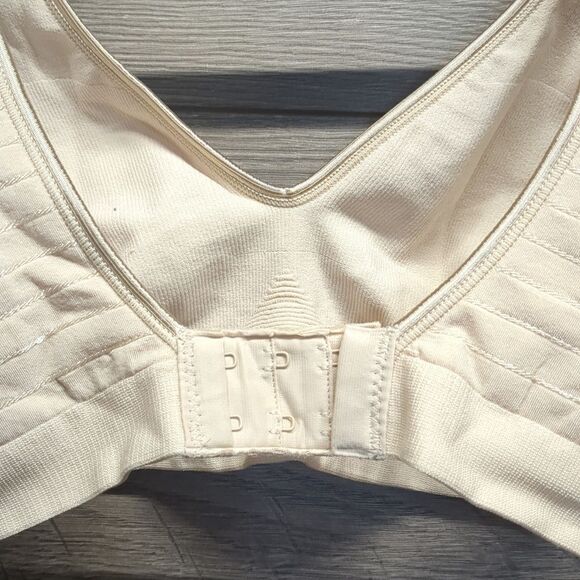NWT Bali Comfort Fit Women's Wire-Free Bra Size Medium, beige - Picture 6 of 8